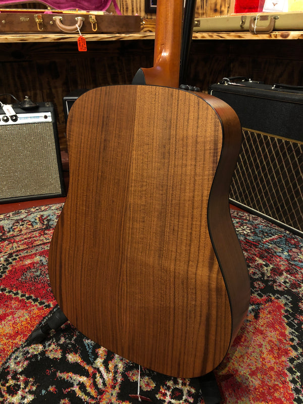 Taylor 110e - Includes Gig Bag