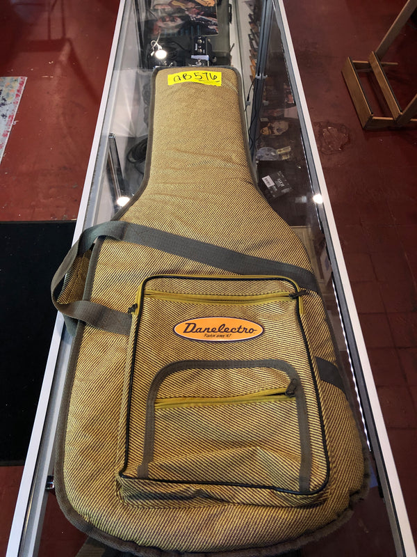 Fender MIM Stratocaster White - Includes Gig Bag