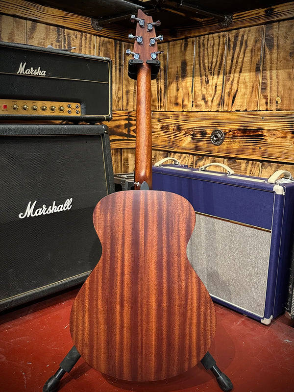 Breedlove Discovery S Concert European Spruce-African Mahogany Acoustic Guitar Natural