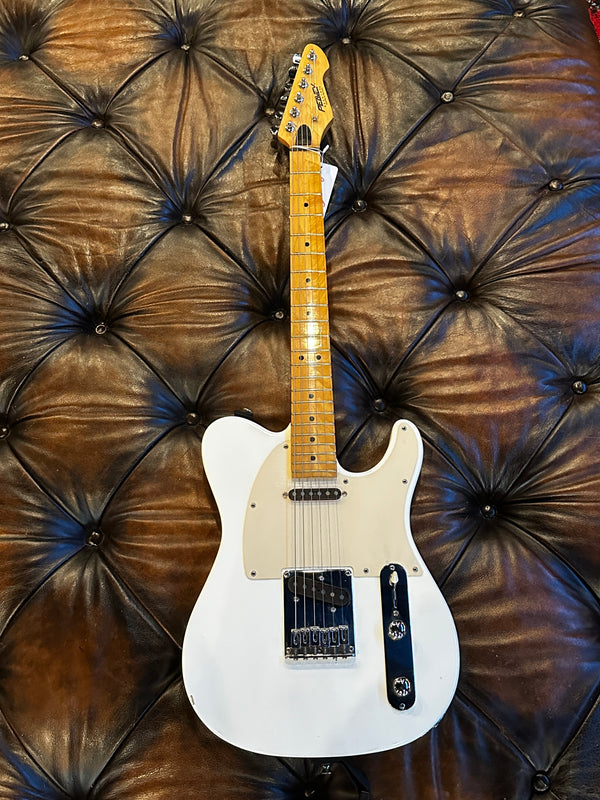 Peavy Reactor T Style Guitar White w/gig bag #818 s/n# 07072158