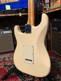 Fender MIM Stratocaster White - Includes Gig Bag